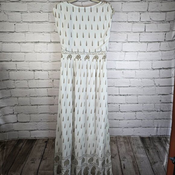 Elegant White Maxi Dress with Gold Accents - Picture 4 of 12